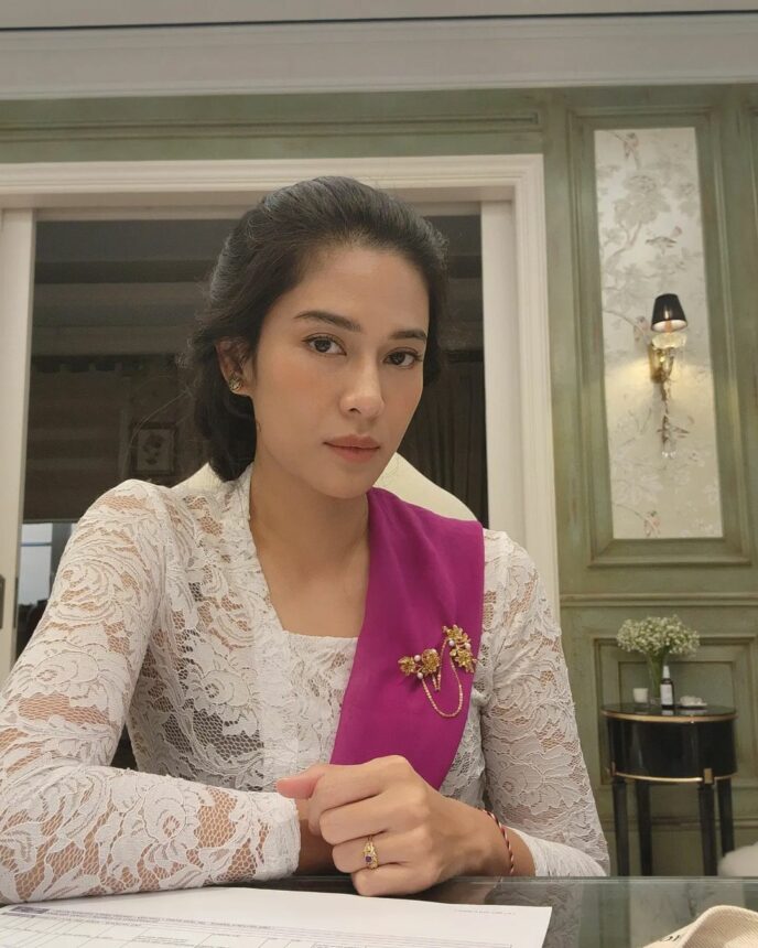 Dian Sastro jadikan kebaya sebagai suatu outfit wajib menghadiri acara, karena bagi dirinya pakaian ini merupakan suatu jati diri.