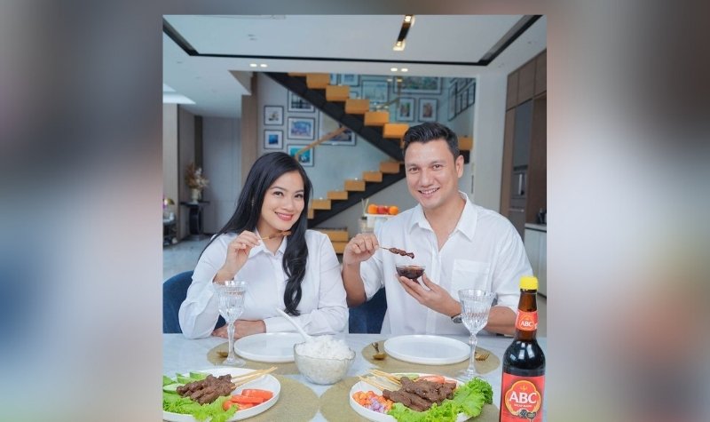 Titi Kamal si cantik yang selalu tampil awet muda mencuri perhatian netizen karna unggahan menggunakan dress code anak SMA.