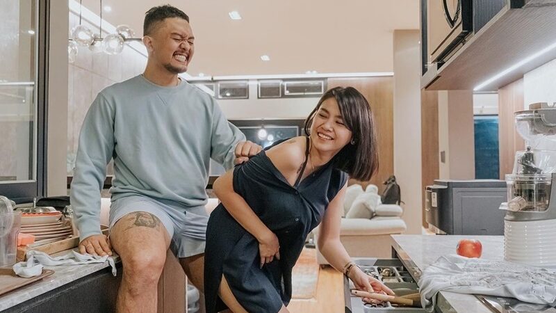 Uus menyebut istrinya hot ketika memasak di dapur sehingga ia yang awal mulanya cuma numpang lewat malah betah berlama-lama dengan istrinya.