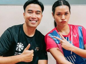 Vidi Aldiano unggah perbandingan foto lawas dengan Raisa dengan pose sama. Netizen merasa iri karena malah terlihat semakin muda.
