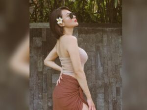 Wika Salim mengaku jika dirinya tak pernah takut miliki kulit gelap akibat sering berpakaian terbuka dibawah paparan sinar matahari.