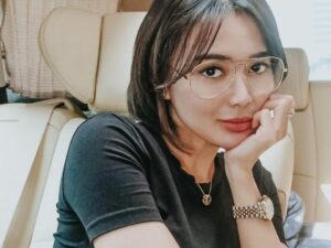 Selalu berpose seksi dan menggoda, Wika Salim dianggap ‘berdosa’ karena membuat suami orang berkomentar di unggahannya.