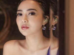Wika Salim dengan santainya ngupil saat sedang dirias dan percaya diri merekam hal ini. netizen dibuat pasrah dengan tingkahnya.