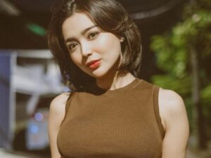 Wika Salim pakai croptop berwarna coklat, netizen malah sebut jika dirinya terlihat mirip Jeje, seleb tiktok yang sedang viral.