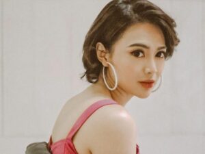 Wika Salim dinobatkan sebagai ratu gombal oleh netizen karena sering buat baper dan klepek-klepek dalam setiap unggahannya.