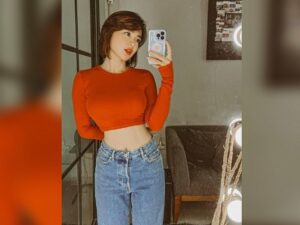 Wika Salim asik joget tiktok dengan pakaian kekurangan bahan, malah buat netizen khawatir takut ia masuk angin.