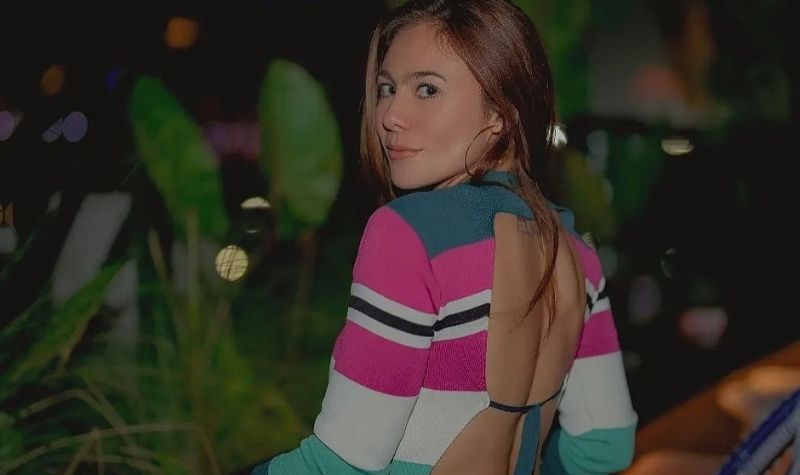 Wulan Guritno kenakan sebuah gaun tipis dan terbuka, netizen sampai merinding melihatnya. Terlebih foto ini dinilai terlalu menggoda.