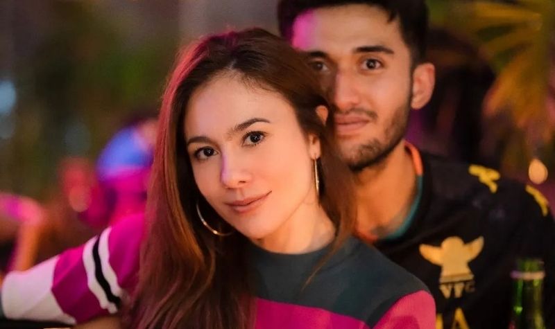 Ungkap rasa cemburu, netizen merasa jika Wulan Guritno termotivasi dari Raffi Ahmad jalani hubungan dengn pasangan beda usia.