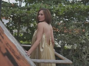 Wulan Guritno kenakan sebuah gaun tipis dan terbuka, netizen sampai merinding melihatnya. Terlebih foto ini dinilai terlalu menggoda.