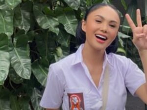 Yuni Shara Mengenakan Baju Anak SMA saat menghadiri pesta ulang tahun temannya dan ia pun disebut masih pantas menggunakan seragam tersebut.
