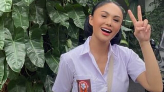 Yuni Shara Mengenakan Baju Anak SMA saat menghadiri pesta ulang tahun temannya dan ia pun disebut masih pantas menggunakan seragam tersebut.
