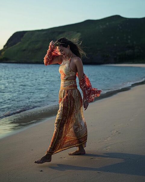 Jalan-jalan di Pantai Pakai Gaun Tipis, Kecantikan Luna Maya Natural Banget