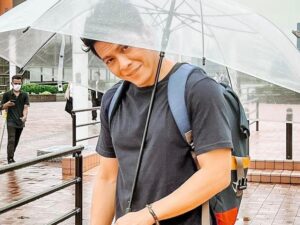 Ariel NOAH belum lama ini hebohkan publik dengan unggahan foto mesra dirinya bersama dengan seorang wanita cantik di negara Jepang.