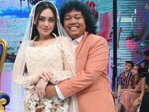 Celine Evagelista dikabarkan akan segera menikah dengan comedian Marshel Widianto yang dibuktikan dengan foto latar birunya.