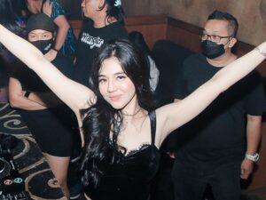 Dj Una kerap membagikan beberapa potret seksinya di media sosial, netizen pun mengomentari penampilan Dj Una yang yang kian hari kian menggoda.