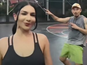 Aksi artis seksi Siva Aprilia yang goyang heboh sambil pakai baju seksi di depan Denny Sumargo membuat Denny terancam tidur di luar.