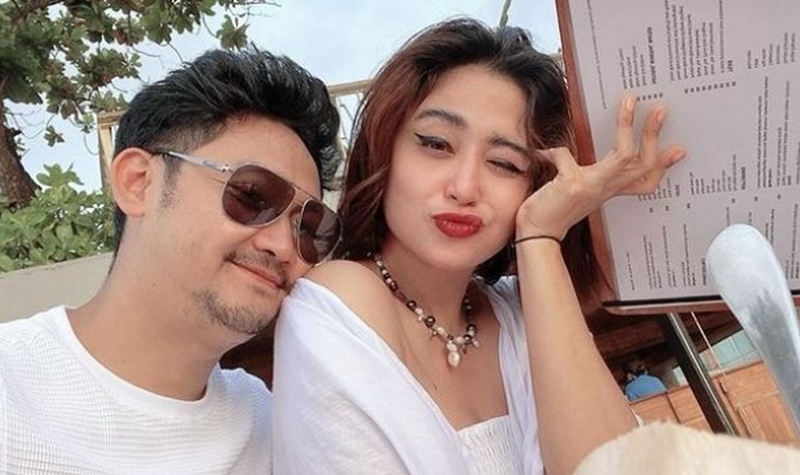 Dewi Perssik belum lama ini hebohkan warganet dengan perkataanya yang terkesan menyinggung Angga Wijaya sebelum benar-benar resmi bercerai.