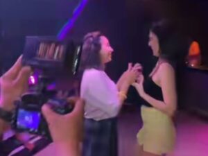 Seorang wanita hamil nekat naik ke atas pangung bergoyang bersama Dj Una walaupun kondisinya sedang berbadan dua, Rabu (31/8/2022).