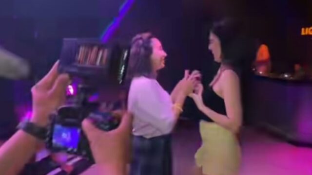 Seorang wanita hamil nekat naik ke atas pangung bergoyang bersama Dj Una walaupun kondisinya sedang berbadan dua, Rabu (31/8/2022).