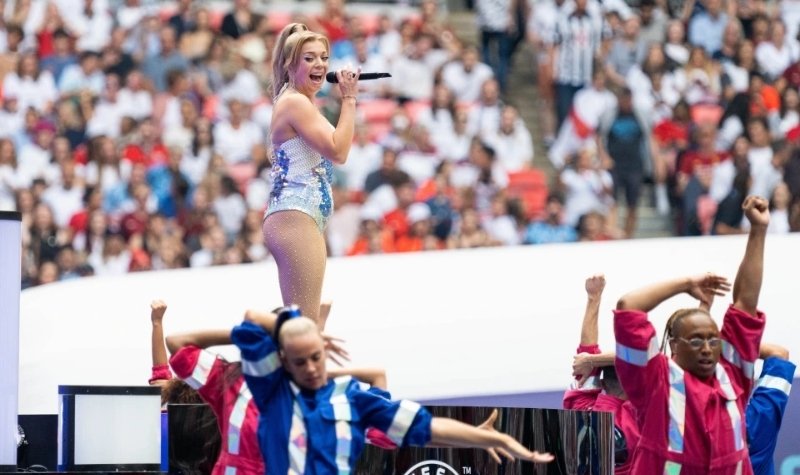 Penyanyi Pop Inggris Becky Hill Banggakan Lekuk Tubuh Seksinya Usai Final Piala Eropa Wanita