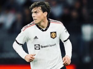 Victor Lindelof Kesulitan di MU, Sang istri, Maja Nilsson Malah Bersantai dengan Pakaian Renang di Yunani