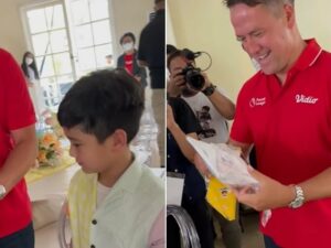 Putra sulung Raffi Ahmad dan Nagita Slavina, Rafathar, memberikan hadiah kaos bergambar dirinya kepada legenda sepak bola Inggris, Michael Owen.