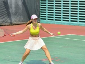 Pevita Pearce kembali mencuri perhatian netizen lewat unggahan di akun Instagram miliknya . Kali ini ia membagikan potretnya sedang main tennis.