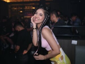 Menjadi DJ cantik membuat DJ Una diidolakan dan digandrungi oleh banyak kaum lelaki. Gombalan manis pun banyak diterima olehnya.