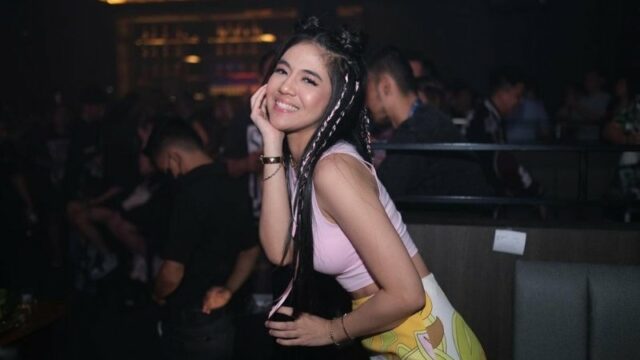 Menjadi DJ cantik membuat DJ Una diidolakan dan digandrungi oleh banyak kaum lelaki. Gombalan manis pun banyak diterima olehnya.