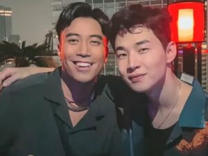 Vidi Aldiano bertemu  dan berfoto bersama Henry Law setelah banyak netizen yang beri komentar agar Vidi menemui mantan personil Suju tersebut.