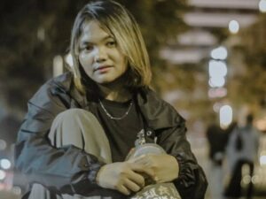 Bagai ketiban durian runtuh, Kurma icon Citayam Fashion Week kini banjir rezeki dan banyak endorsan, hingga bisa belikan sang ibu emas.