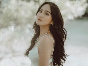 Salshabilla Adriani kembali mencuri perhatian netizen lewat unggahan foto di akun Instagramnya. Kecantikannya disebut kelewatan oleh netizen.