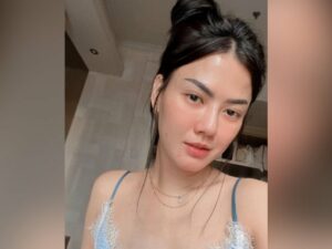 Nita Gunawan kembali mencuri perhatian para netizen Indonesia dengan unggahan foto selepas bangun tidur dan masih mengenakan piyama.