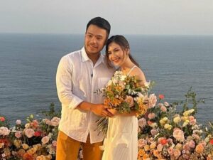 Jessica Mila memancarkan wajah haru sekaligus bahagia saat kekasihnya Yakub Hasibuan melamar dirinya di Pulau Dewata Bali.