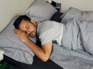 Seorang istri tentu saja tak suka jika suaminya punya kebiasaan tidur lagi setelah subuh, bahkan tak pernah pergi salat berjamaah di masjid.