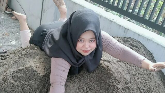 Kekeyi Putri bikin netizen heboh ketika unggah foto pakai bikini yang katanya versi halal. Bukan di pantai, tapi di tupukan pasir depan rumah.