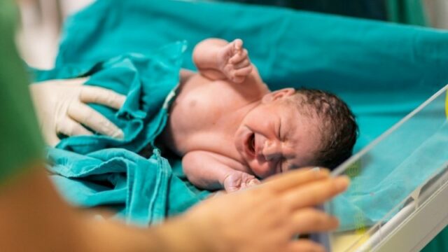 Tangisan bayi ketika baru lahir ternyata memiliki penjelasan yang berbeda dari sisi medis dan juga sudut pandang islam, simak penjelasannya.