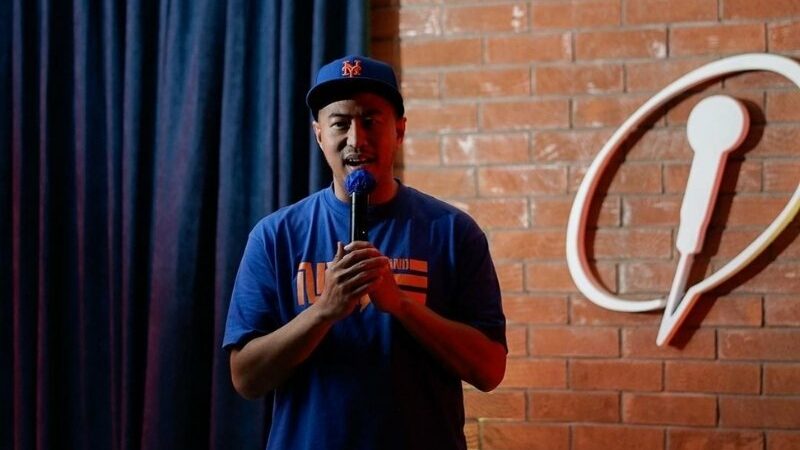 Komika Pandji Pragiwaksono membagi pengalamannya ketika memutuskan untuk memulai karir di Amerika Serikat dan harus memulai dari awal.