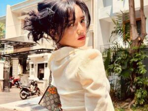 Fuji belum lama ini mengunggah potret seksi di laman Instagram pribadinya yang langsung tuai sorotan warganet, Sabtu (20/8/2022).