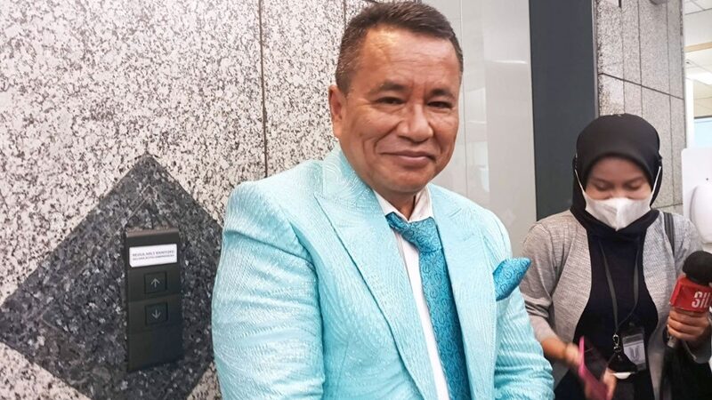 Hotman Paris menyindir seseorang dengan cara mengunggah video yang berisikan tentang pentingnya mengutamakan kebahagiaan isteri.