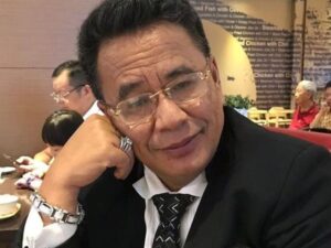 Hotman Paris menyebut hukum di Indonesia sangatlah mahal karena seorang ibu tampak menangis tidak mendapatkan keadilan di sebuah warung kopi.