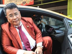 Hotman Paris me dapatkan peringatan dari netizen karena menyetir mobil sambil pamerkan asisten pribadi khususnya.