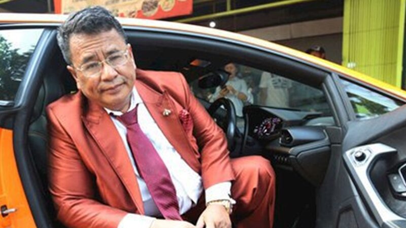 Hotman Paris me dapatkan peringatan dari netizen karena menyetir mobil sambil pamerkan asisten pribadi khususnya.