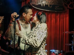 Merayakan keluar dari penjara Jerinx dan istri mengadakan acara konser, netizen pun menyebut perasaan Jerinx lebih plong usai mencium bibir istrinya itu.
