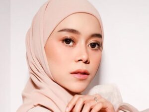 Lesty Kejora disebut memiliki pengikut gaib yang hinggap di tubuhnya karena saat melakukan pijat kretek abal-abal terdapat perbedaan antara ekspresi Lesty Kejora dengan pantulan yang ada di lantai.