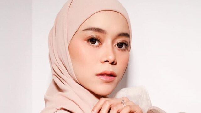 Lesty Kejora disebut memiliki pengikut gaib yang hinggap di tubuhnya karena saat melakukan pijat kretek abal-abal terdapat perbedaan antara ekspresi Lesty Kejora dengan pantulan yang ada di lantai.