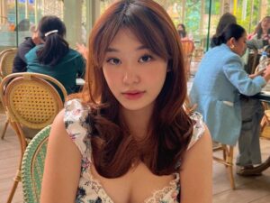 Netizen langsung zoom salah satu potret Livy Renata dengan wajah manis yang memamerkan belahan dadanya, Selasa (16/8/2022).