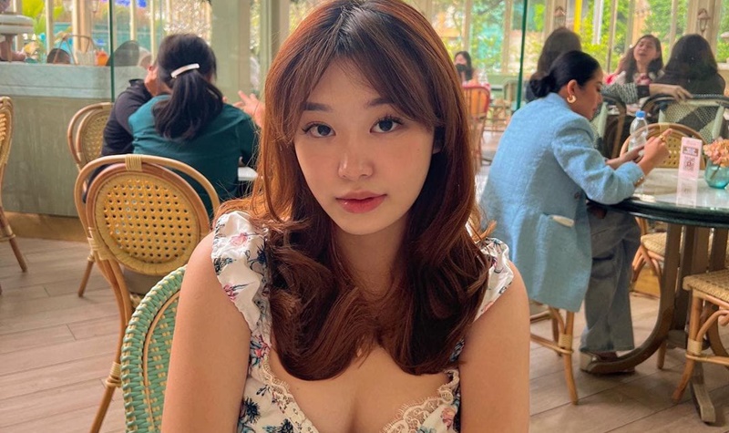 Netizen langsung zoom salah satu potret Livy Renata dengan wajah manis yang memamerkan belahan dadanya, Selasa (16/8/2022).