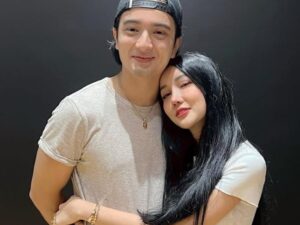 Lucinta Luna berpose mesra dengan merangkul Bryan Domani membuat Bryan Domani terangsang dan membuat 'anunya' terlihat seperti berdiri.