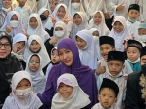 Lucinta Luna belum lama ini berbagai rezeki pada anak-anak yatim atas berhasilnya operasi wajah dan suara yang dilakukannya.